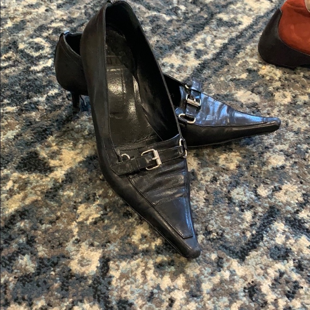 Women’s shoe w kitten heel